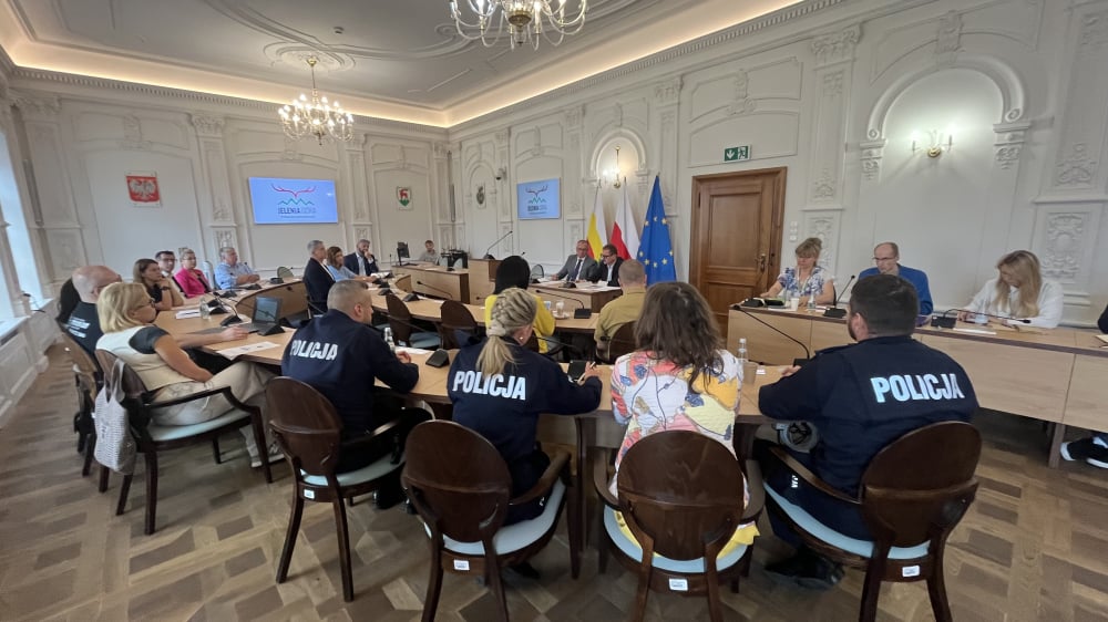 Bójki, poniżanie, awantury, najwięcej w okolicy dworca oraz galerii. Jak pomóc młodym? - Jeleniogórska komisja ds. bezpieczeństwa debatowała o tym, w jaki sposób poradzić sobie z niebezpiecznymi incydentami.