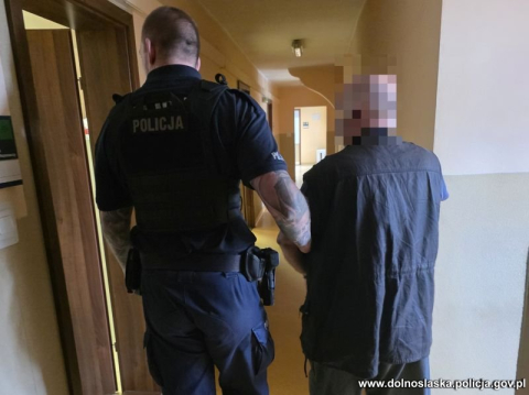 "Skarbiec" w mieszkaniu 49-latka. Nielegalne papierosy i alkohol, a do tego arsenał - 0