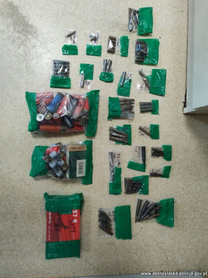 "Skarbiec" w mieszkaniu 49-latka. Nielegalne papierosy i alkohol, a do tego arsenał - 1