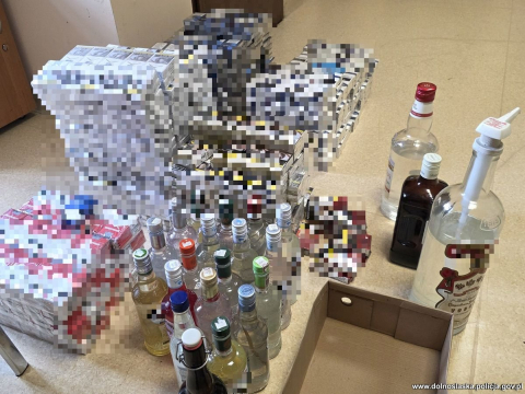 "Skarbiec" w mieszkaniu 49-latka. Nielegalne papierosy i alkohol, a do tego arsenał - 3