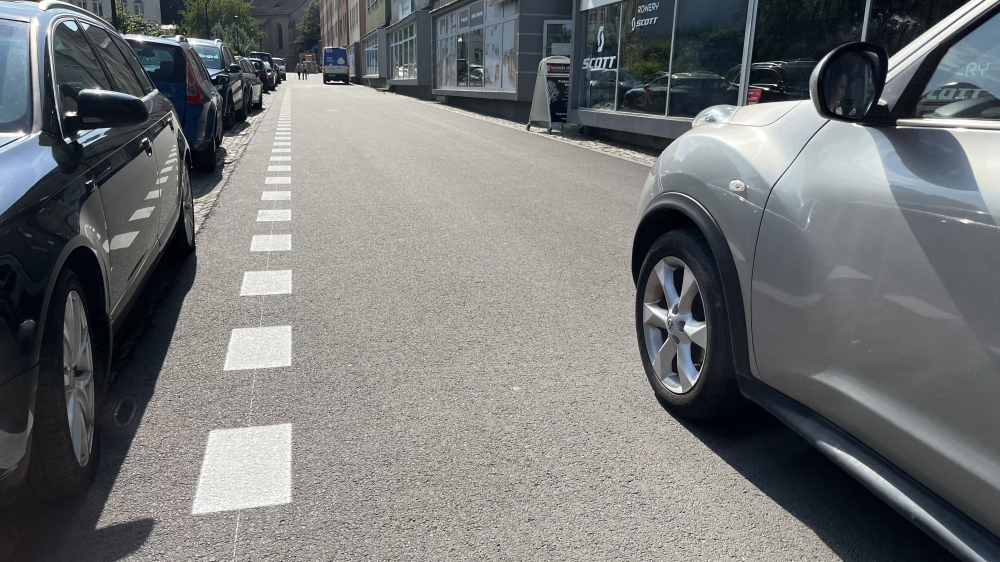 Płatny parking na ul. Kopernika w Jeleniej Górze. Wnioskowali o to m.in właściciele sklepów - Na ul. Kopernika w Jeleniej Górze powstała strefa płatnego parkowania.