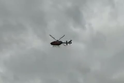 Wypadek w Kątach Wrocławskich. Motocykl w krzakach, dwie osoby w szpitalu. Lądował helikopter LPR - 0