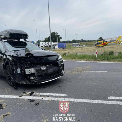 Wypadek w Kątach Wrocławskich. Motocykl w krzakach, dwie osoby w szpitalu. Lądował helikopter LPR - 3