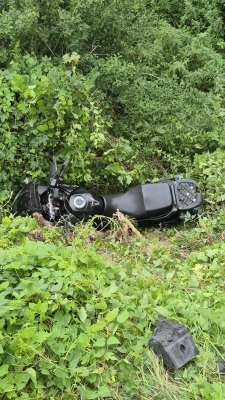 Wypadek w Kątach Wrocławskich. Motocykl w krzakach, dwie osoby w szpitalu. Lądował helikopter LPR - 1
