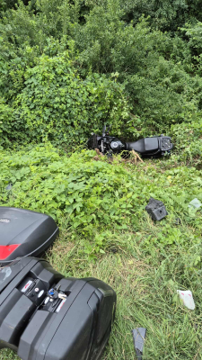 Wypadek w Kątach Wrocławskich. Motocykl w krzakach, dwie osoby w szpitalu. Lądował helikopter LPR - 2