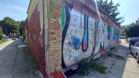 Baza bezdomnych w samym sercu Legnicy. Zajrzeliśmy do środka dawnego pawilonu handlowego [ZDJĘCIA] - 10
