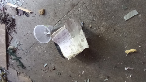 Baza bezdomnych w samym sercu Legnicy. Zajrzeliśmy do środka dawnego pawilonu handlowego [ZDJĘCIA] - 12
