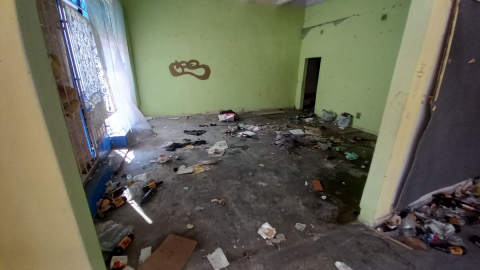 Baza bezdomnych w samym sercu Legnicy. Zajrzeliśmy do środka dawnego pawilonu handlowego [ZDJĘCIA] - 13