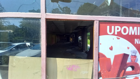 Baza bezdomnych w samym sercu Legnicy. Zajrzeliśmy do środka dawnego pawilonu handlowego [ZDJĘCIA] - 14