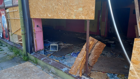 Baza bezdomnych w samym sercu Legnicy. Zajrzeliśmy do środka dawnego pawilonu handlowego [ZDJĘCIA] - 15