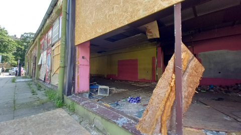 Baza bezdomnych w samym sercu Legnicy. Zajrzeliśmy do środka dawnego pawilonu handlowego [ZDJĘCIA] - 1