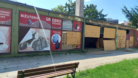 Baza bezdomnych w samym sercu Legnicy. Zajrzeliśmy do środka dawnego pawilonu handlowego [ZDJĘCIA] - 3