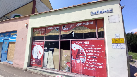 Baza bezdomnych w samym sercu Legnicy. Zajrzeliśmy do środka dawnego pawilonu handlowego [ZDJĘCIA] - 4