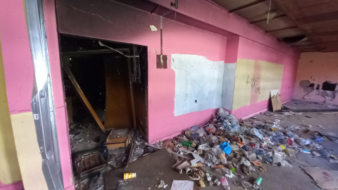 Baza bezdomnych w samym sercu Legnicy. Zajrzeliśmy do środka dawnego pawilonu handlowego [ZDJĘCIA] - 5