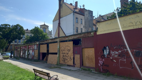 Baza bezdomnych w samym sercu Legnicy. Zajrzeliśmy do środka dawnego pawilonu handlowego [ZDJĘCIA] - 6