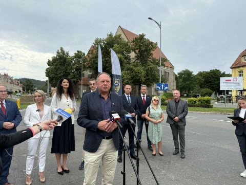 Ruszyła przebudowa Placu Wolności w Sobótce. Nowoczesne rondo zamiast niebezpiecznego skrzyżowania - 1