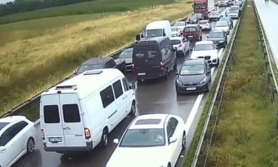 Szokujące zachowanie kierowc&oacute;w. Jechali pod prąd korytarzem życia!