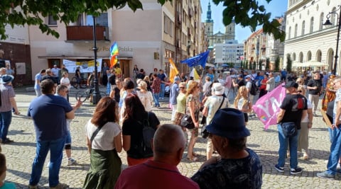 "Wszyscy mamy czerwoną krew". Około 150 osób wzięło udział w Marszu Różnorodności w Legnicy - 1