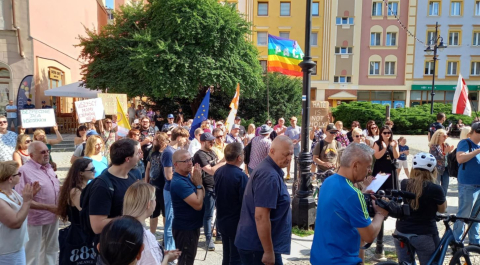 "Wszyscy mamy czerwoną krew". Około 150 osób wzięło udział w Marszu Różnorodności w Legnicy - 5