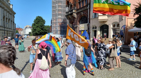 "Wszyscy mamy czerwoną krew". Około 150 osób wzięło udział w Marszu Różnorodności w Legnicy - 6