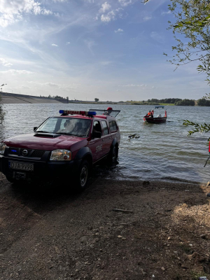 Przewrócona żaglówka na zalewie Słup. Na pokładzie były 3 osoby [ZDJĘCIA] - 0