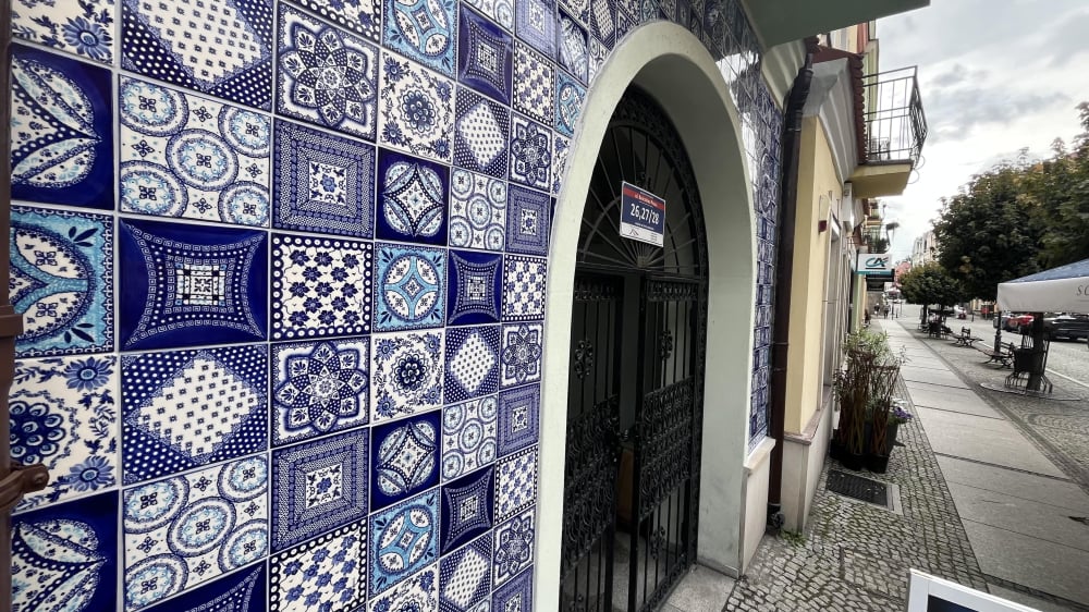 Bolesławiecka kamienica wyłożona płytkami ceramicznymi. Autorzy chcą ozdobić całą ulicę Prusa - W centrum Bolesławca, na jednej z kamienic, pojawiło się około 200 płytek ceramicznych.