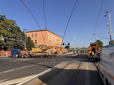 Tramwaje nie jeżdżą ulicą Długą we Wrocławiu. Koparka zerwała sieć trakcyjną - 0