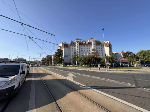 Tramwaje nie jeżdżą ulicą Długą we Wrocławiu. Koparka zerwała sieć trakcyjną - 1