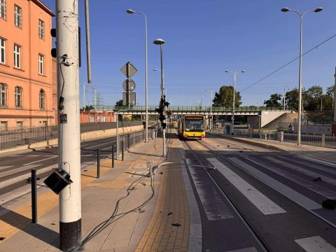 Tramwaje nie jeżdżą ulicą Długą we Wrocławiu. Koparka zerwała sieć trakcyjną - 2