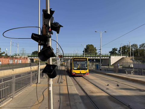 Tramwaje nie jeżdżą ulicą Długą we Wrocławiu. Koparka zerwała sieć trakcyjną - 3