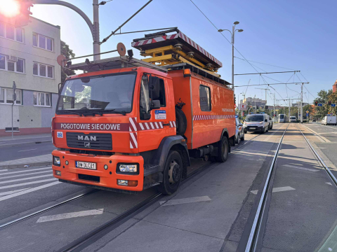 Tramwaje nie jeżdżą ulicą Długą we Wrocławiu. Koparka zerwała sieć trakcyjną - 4