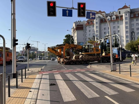 Tramwaje nie jeżdżą ulicą Długą we Wrocławiu. Koparka zerwała sieć trakcyjną - 6