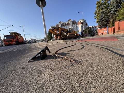 Tramwaje nie jeżdżą ulicą Długą we Wrocławiu. Koparka zerwała sieć trakcyjną - 7