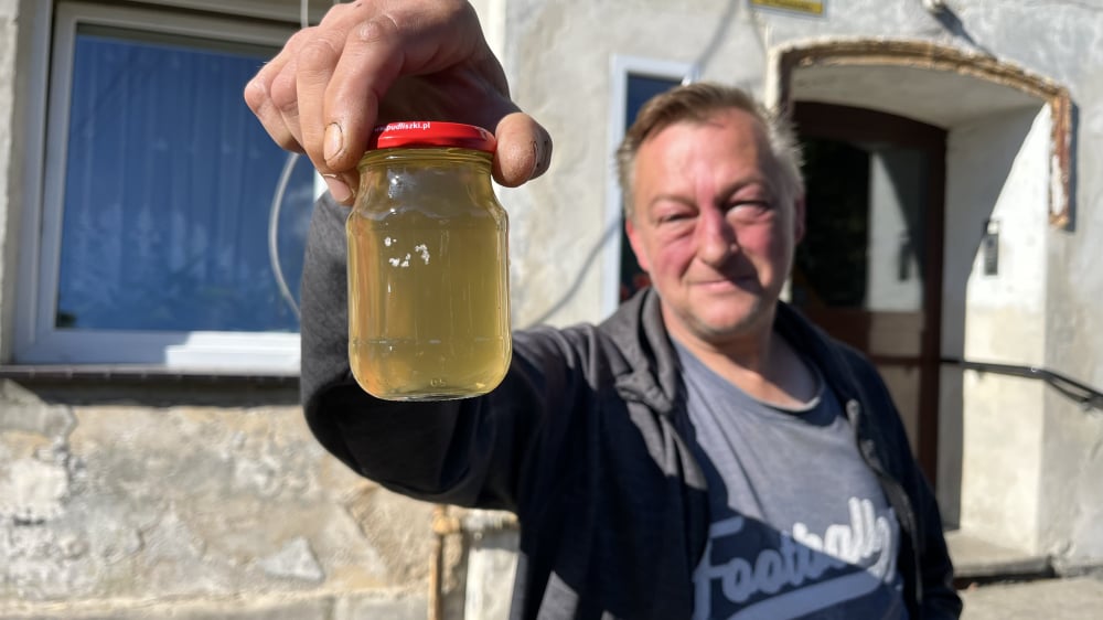 Woda w Szklarskiej Porębie ma kolor... herbaty. Nie ma gwarancji, że w najbliższym czasie będzie czysta – W Szklarskiej Porębie z kranów leci mętna woda.