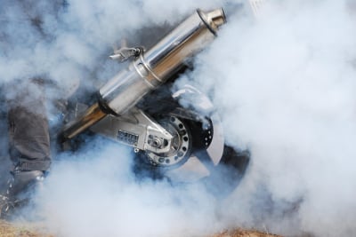 Odkręca gaz i rusza z piskiem opon. Poszukiwany motocyklista, kt&oacute;ry zakł&oacute;ca spok&oacute;j