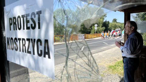 Blokowali drogę ze strachu przed ponownym zalaniem. Protest mieszkańców gminy Mysłakowice - 1