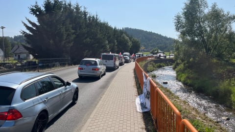Blokowali drogę ze strachu przed ponownym zalaniem. Protest mieszkańców gminy Mysłakowice - 4