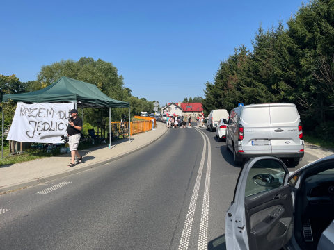 Blokowali drogę ze strachu przed ponownym zalaniem. Protest mieszkańców gminy Mysłakowice - 6