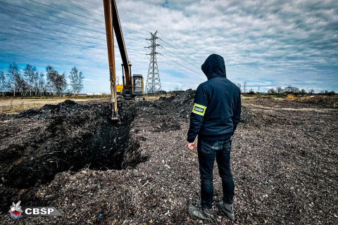 Nielegalne wysypiska śmieci na Dolnym Śląsku. Zakopywali odpady nawet pod betonem [ZDJĘCIA] - 2