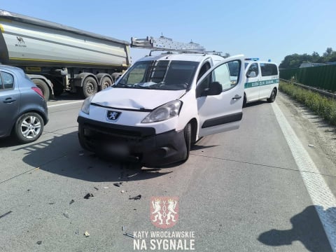 Trzy samochody zderzyły się na autostradzie A4. Spore korki w okolicach Wrocławia [ZDJĘCIA] - 2