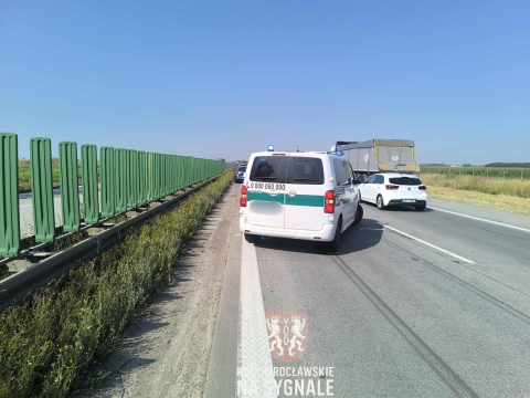 Trzy samochody zderzyły się na autostradzie A4. Spore korki w okolicach Wrocławia [ZDJĘCIA] - 3