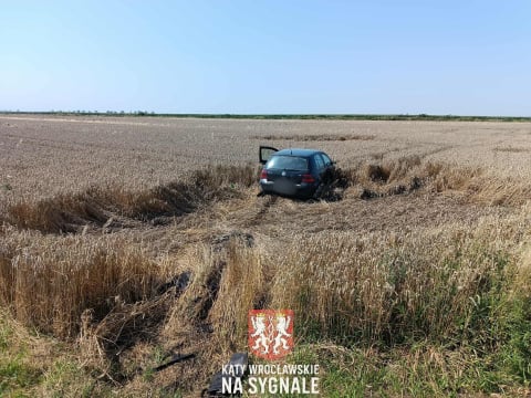 Jeden samochód na boku, drugi w polu. DK5 zablokowana po wypadku [ZDJĘCIA] - 1