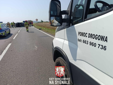 Jeden samochód na boku, drugi w polu. DK5 zablokowana po wypadku [ZDJĘCIA] - 2