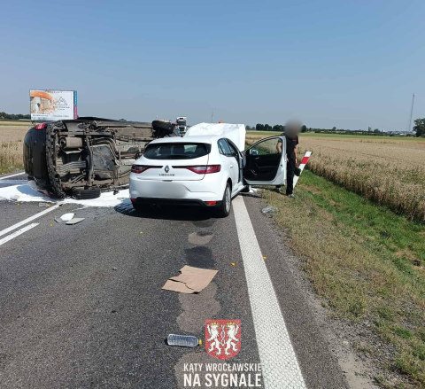 Jeden samochód na boku, drugi w polu. DK5 zablokowana po wypadku [ZDJĘCIA] - 3
