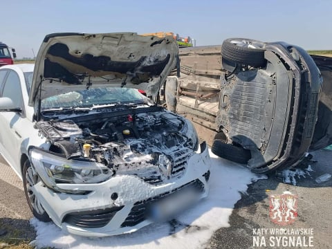 Jeden samochód na boku, drugi w polu. DK5 zablokowana po wypadku [ZDJĘCIA] - 4
