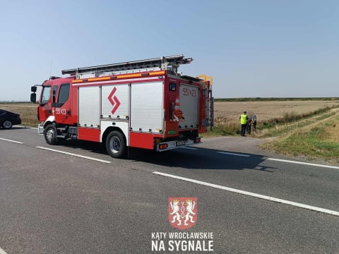 Jeden samochód na boku, drugi w polu. DK5 zablokowana po wypadku [ZDJĘCIA] - 5