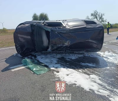Jeden samoch&oacute;d na boku, drugi w polu. DK5 zablokowana po wypadku [ZDJĘCIA]