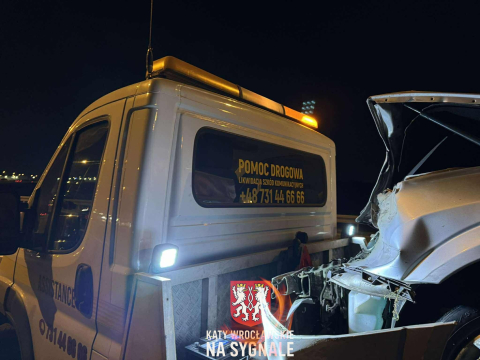 Nocne zdarzenia na drogach pod Wrocławiem. Dwa pojazdy uderzyły w bariery [ZDJĘCIA] - 0