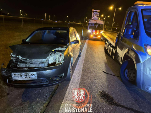 Nocne zdarzenia na drogach pod Wrocławiem. Dwa pojazdy uderzyły w bariery [ZDJĘCIA] - 10