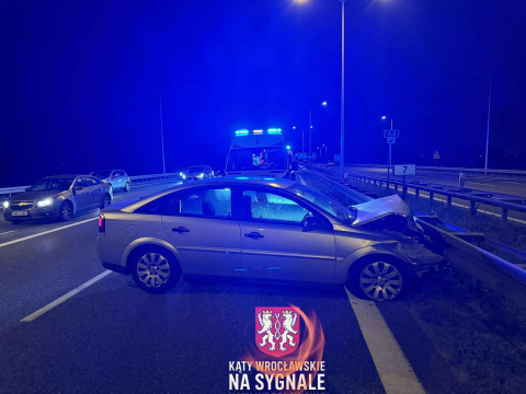 Nocne zdarzenia na drogach pod Wrocławiem. Dwa pojazdy uderzyły w bariery [ZDJĘCIA] - 1